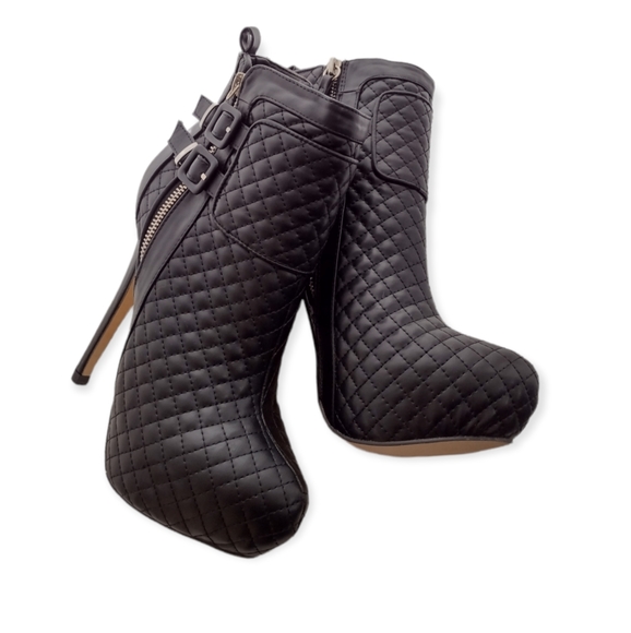 BRAND NEW Sophia & Lee quilted stiletto booties - Picture 1 of 12